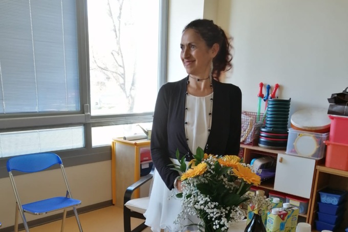Storica educatrice del nido va in pensione e regala due alberi al suo asilo