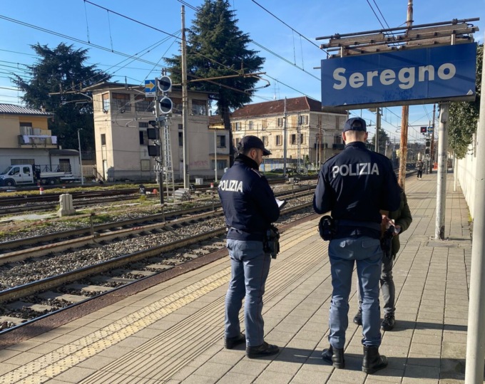 Controlli nelle stazioni, 23enne denunciato per spaccio e porto d’armi