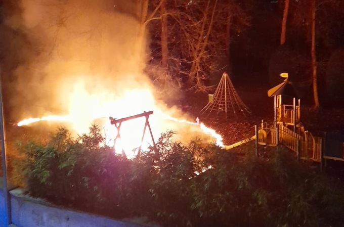 Spaventoso incendio nell’area giochi dei bambini