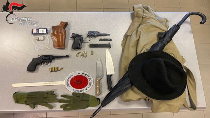 Spari contro un ristorante di Muggiò, 66enne fermato a Cesano con una pistola in tasca