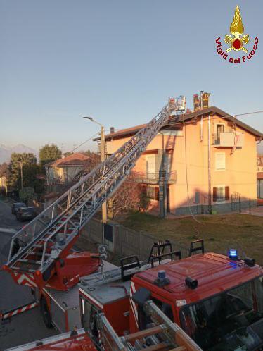 Si incendia la canna fumaria, intervengono i pompieri