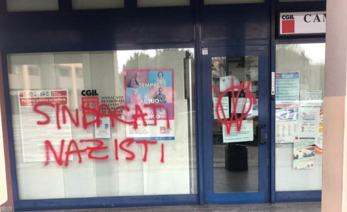 Vandalizzata nella notte la vetrina della Cgil