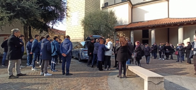Con le note di Irama l’ultimo saluto al giovane Luca