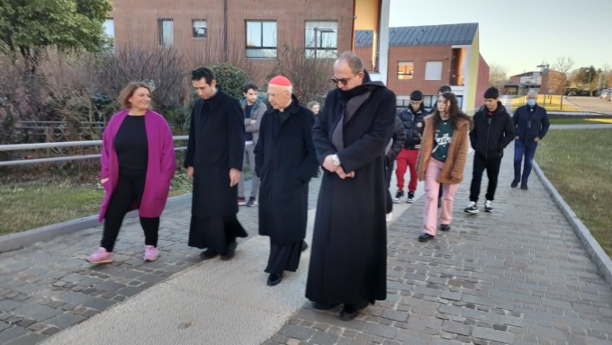 L’abbraccio della Comunità Pastorale al cardinal Bagnasco nella Giornata della Vita