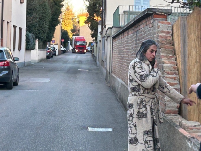 Carate, camion contromano distrugge muro di cinta e auto