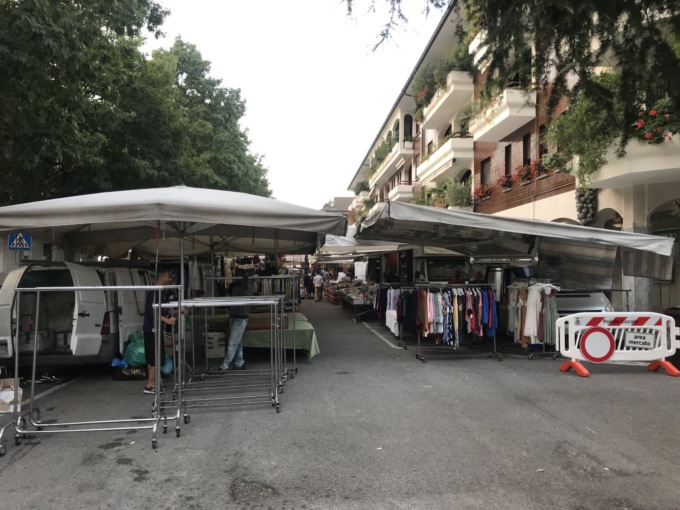 Le bancarelle del mercato tornano definitivamente in centro