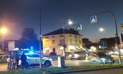 Incidente a Muggiò:  conducente abbatte il semaforo alla rotatoria di via Mazzini