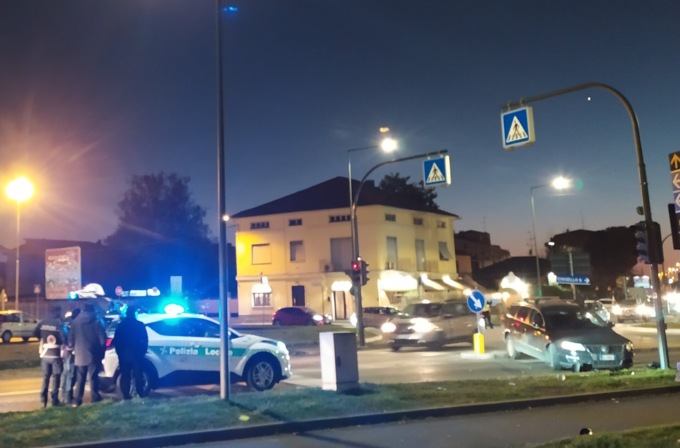 Incidente a Muggiò:  conducente abbatte il semaforo alla rotatoria di via Mazzini