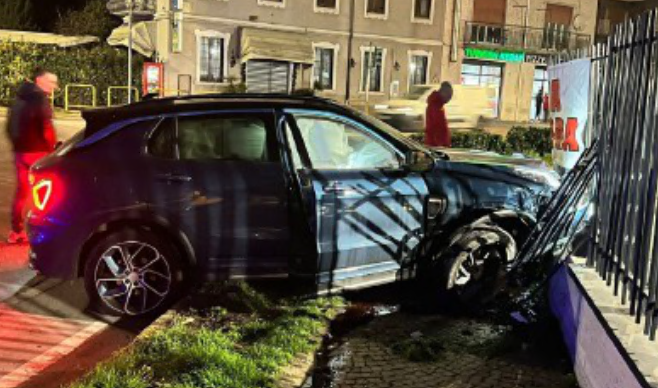 Ancora un’auto fuori strada che sfonda la recinzione
