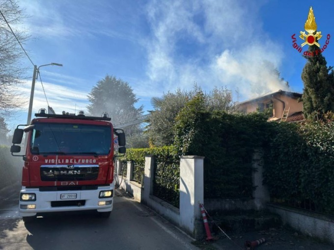 Usmate Velate: fiamme sul tetto, paura al Villaggio dei Pini