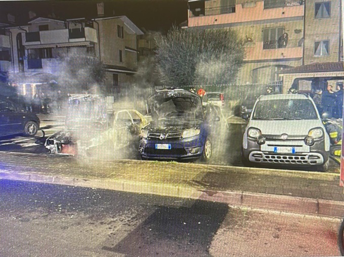 Quattro auto incendiate a Limbiate