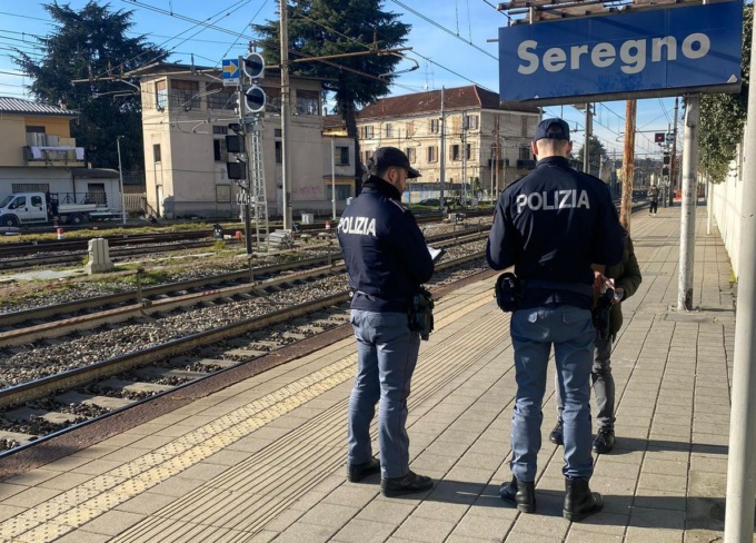 Si barrica nel bagno del treno bloccandone la corsa: interviene la Polizia