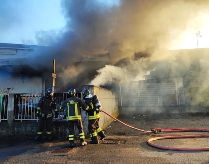 Fiamme in un capannone a Lazzate, intervengono i pompieri