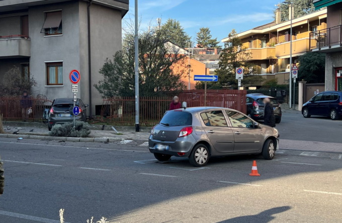 Schianto sul Provinciale: auto si “incastra” in un cancello