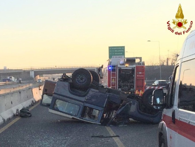 Incidente in A4, veicolo ribaltato