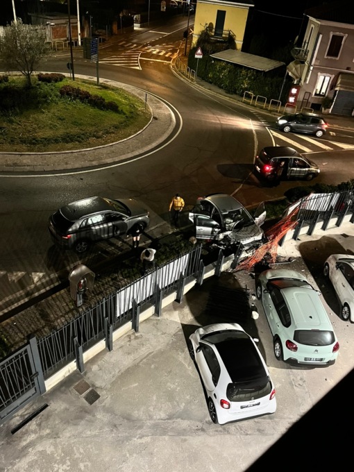 Un’altra auto sfonda la recinzione del concessionario a Varedo