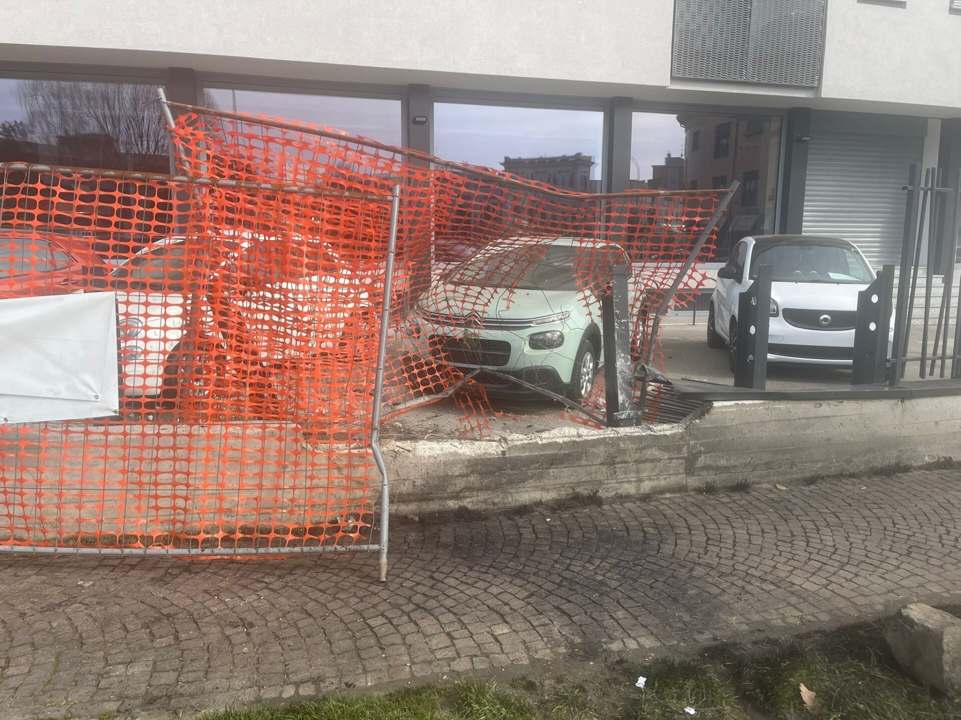 auto sfonda recinzione concessionario sorbara auto