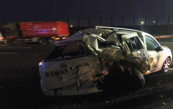 Il cofano si apre mentre sono in viaggio in autostrada: si fermano e l’auto viene travolta