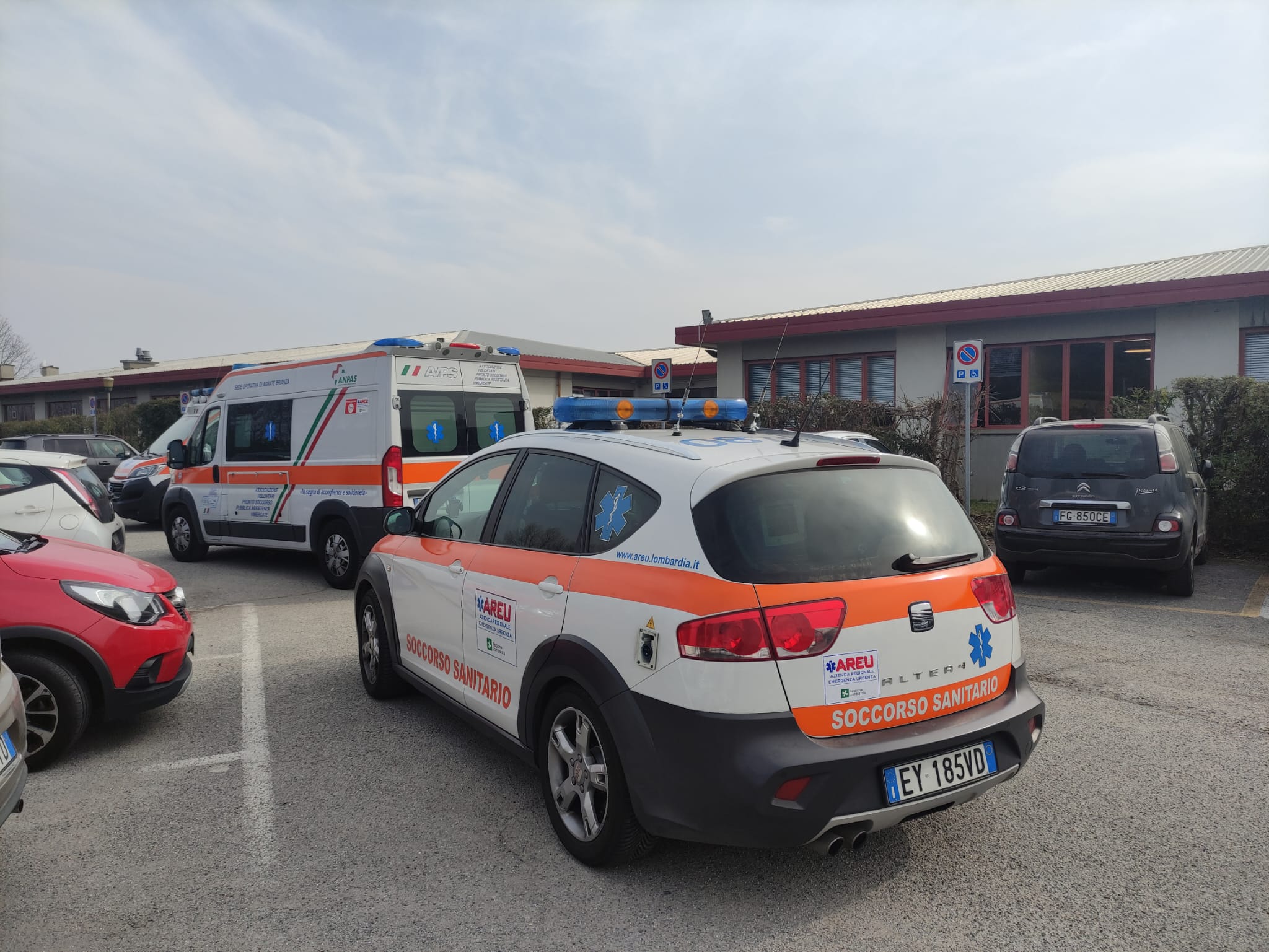 Vmercate intervento ambulanze, carabinieri e vigili del fuoco scuola Omnicomprensivo per ragazzi studenti chehanno inalato sostanze pericolose nel laboratorio di chimica