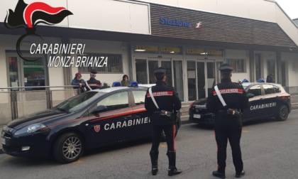 Ubriaco sul treno molesta i passeggeri e aggredisce i Carabinieri: arrestato