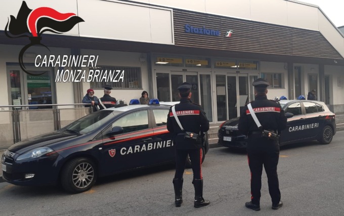 Ubriaco sul treno molesta i passeggeri e aggredisce i Carabinieri: arrestato