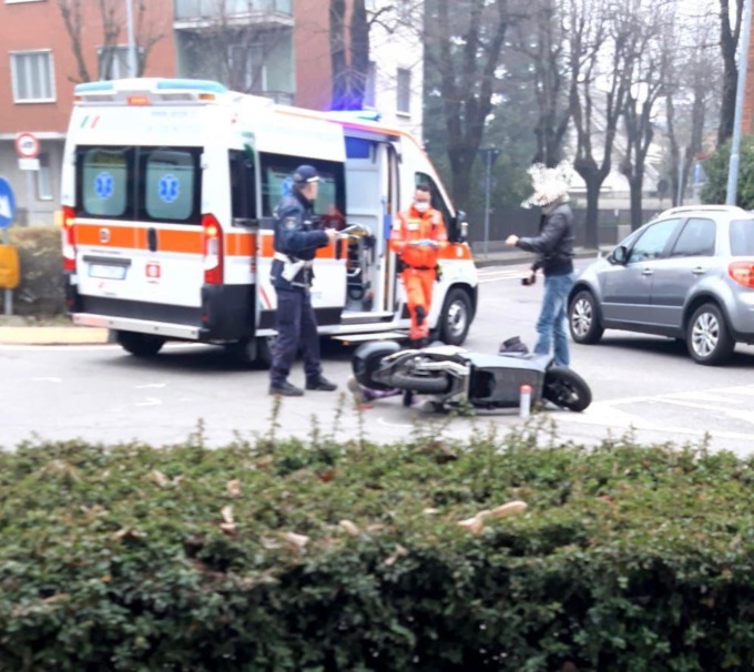 Perde il controllo del motorino e cade: soccorsa una 58enne