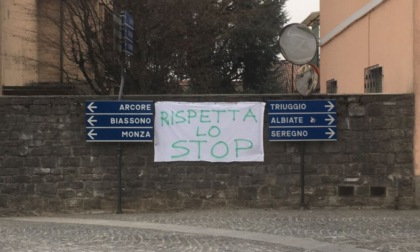 "Rispetta lo stop": spunta uno striscione all'incrocio della discesa di Gerno