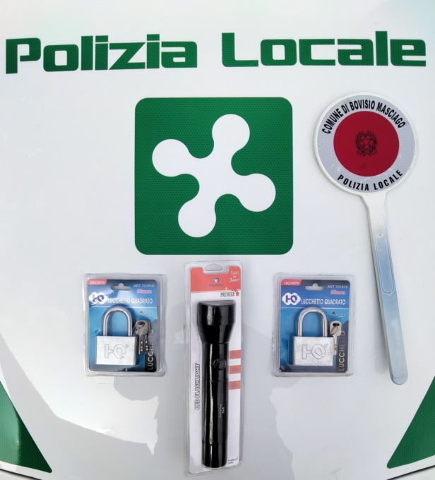 Ruba una torcia elettrica e due lucchetti, denunciato