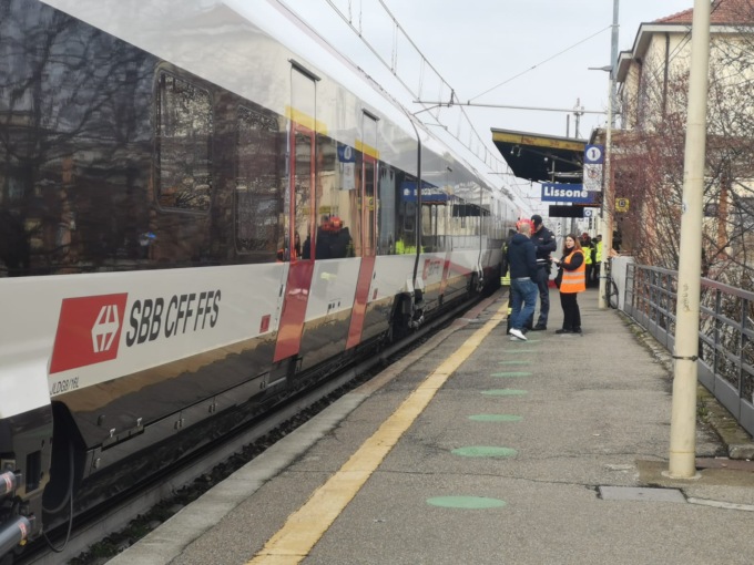 Dramma in stazione: 17enne travolta da un treno