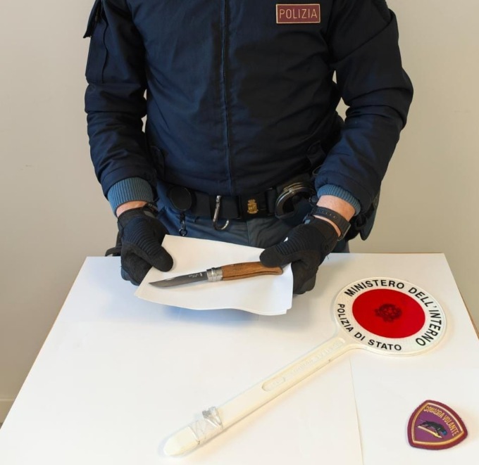 Adolescente in giro  con un coltello da 20 centimetri