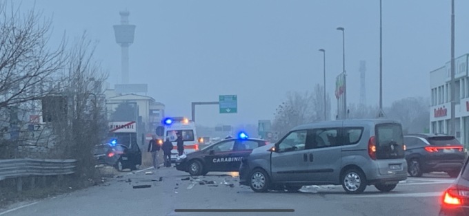 Schianto con l’auto dei carabinieri, due in ospedale