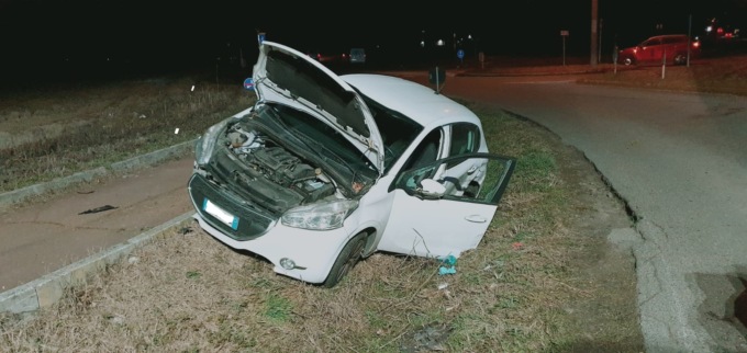 L’auto si ribalta, paura per una donna
