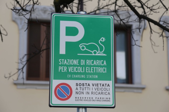 Auto elettriche: all’orizzonte gli stalli per la ricarica