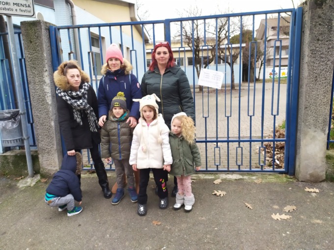 A Muggiò mamme indignate per la materna De Amicis colabrodo