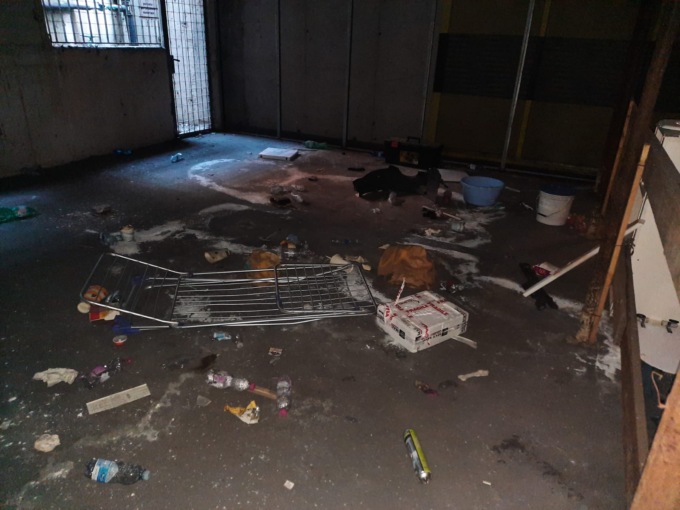 Parcheggio comunale abbandonato nel degrado