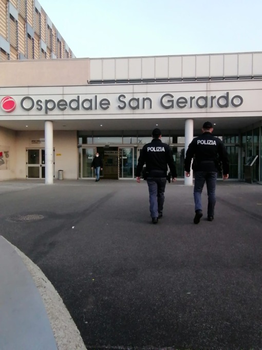 Minaccia il personale del pronto soccorso e aggredisce un poliziotto e un infermiere