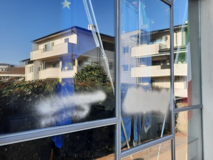 Vandalizzata con scritte spray la sede del Consiglio comunale di Usmate Velate