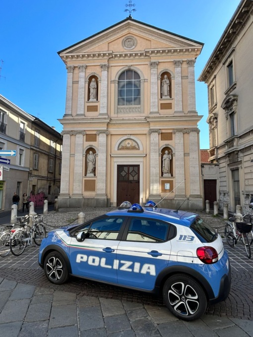 Irruzione in chiesa: insulti in arabo e blocca la Messa
