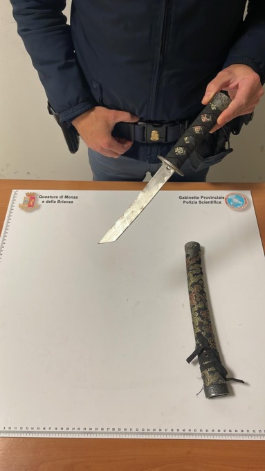 Gira per la stazione di Cesano Maderno con una katana nascosta nello zaino