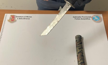 Gira per la stazione di Cesano Maderno con una katana nascosta nello zaino