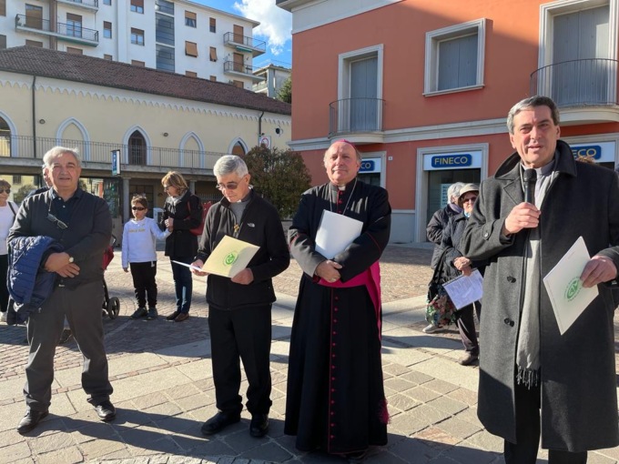 In processione per le vie della città pregando per la vita