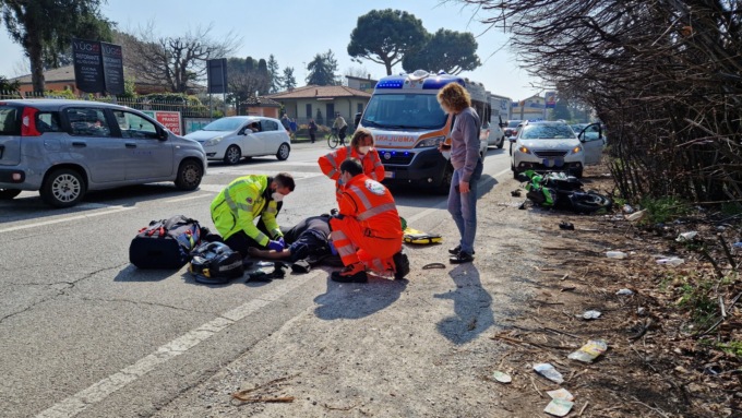 Auto contro moto, centauro soccorso in codice rosso
