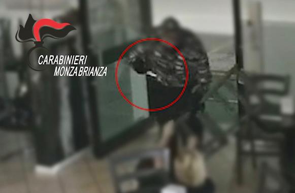 Rapine con coltello tra Verano e Carate, arrestato minorenne