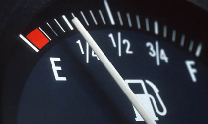 Consumi auto, dimezzi la spesa di benzina: Istituto Elvetico di Garanzia e le tecniche di risparmio carburante