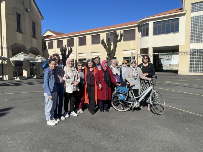 Le biciclette rubate e mai reclamate in dono alle donne straniere