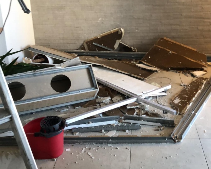 Crolla il controsoffitto della sala d’attesa, dentista miracolato