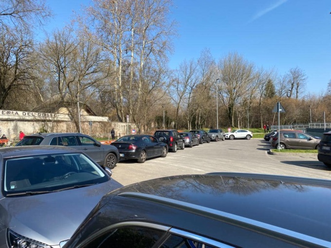 Un ausiliario del traffico contro la sosta selvaggia vicino al Parco