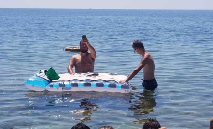 Celebrò la Messa in mare, niente processo per don Mattia
