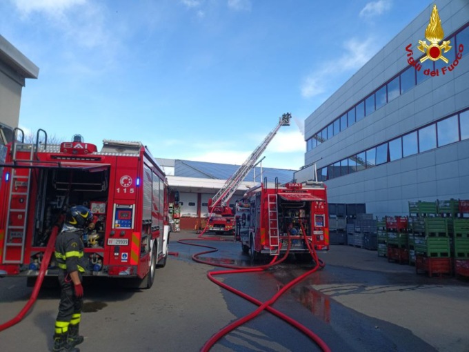 Pannelli solari in fiamme, paura in una ditta