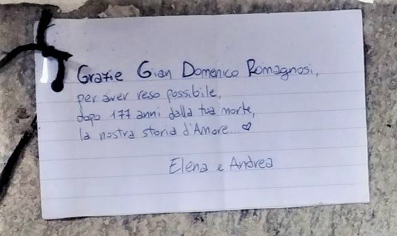 Nella cappella del cimitero a Carate spunta un biglietto… d’amore